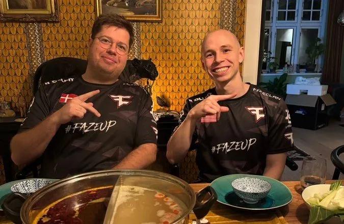 karrigan byder EliGE velkommen til FaZe Clan med eksklusiv frokostafsløring
