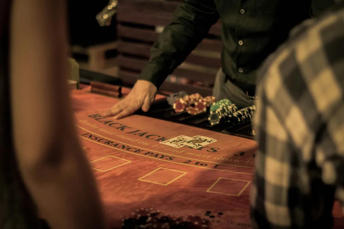 En spillers dybe dyk: Forstå oddsene i canadisk online blackjack