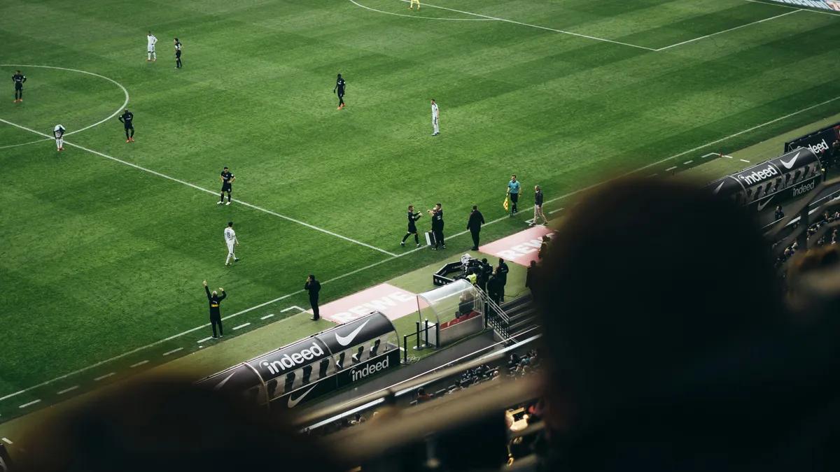 Spil på fodbold gennem hele sæsonen hos Rabona bet og lignende sider: guide måned for måned