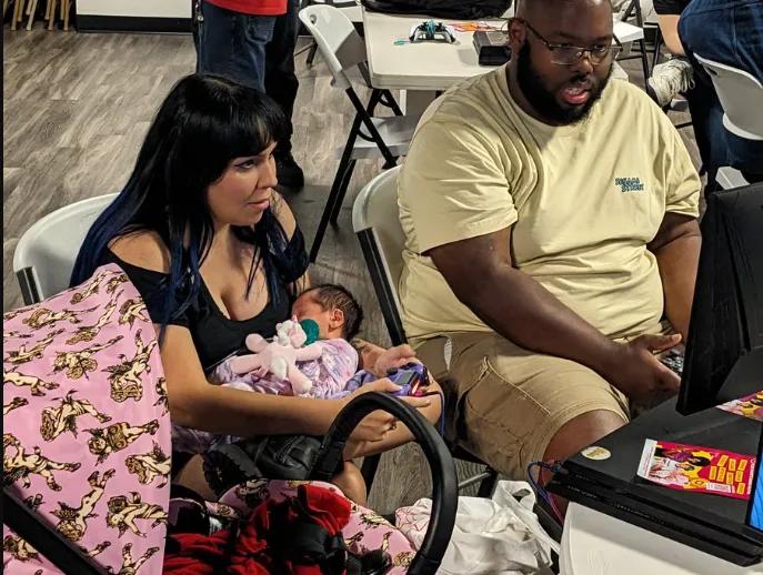 Mor fra Florida vinder Mortal Kombat-turnering mens hun holder en nyfødt