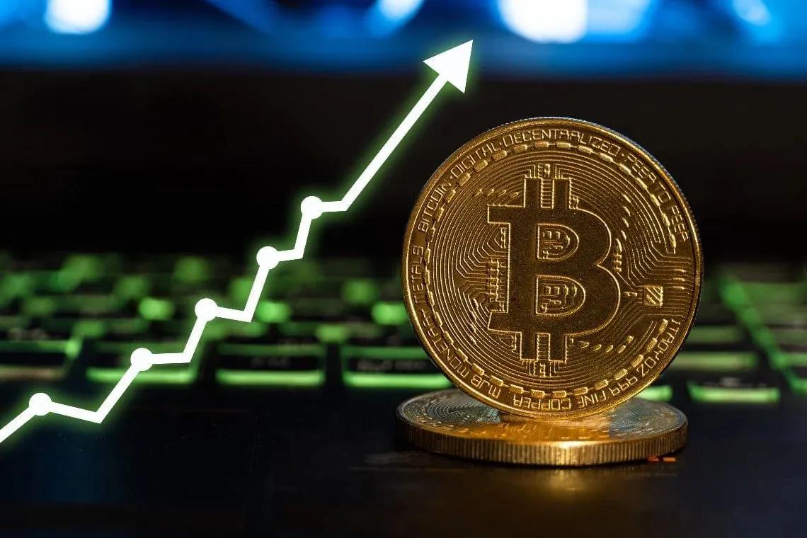 Bitcoin fortsætter sin tillidsfulde vækst: Prisen når 93.500 dollars midt i korte afviklinger og markedsfaktorer
