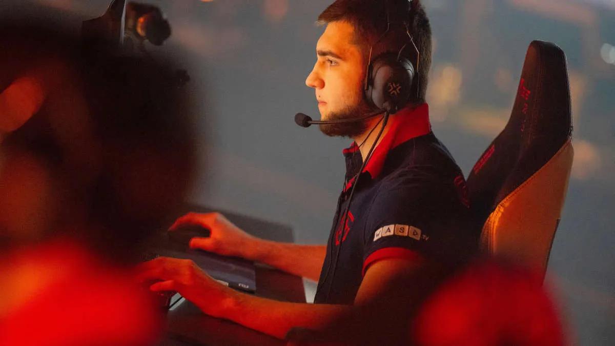 Sheydos begyndte at lede efter et nyt team uden for M3 Champions