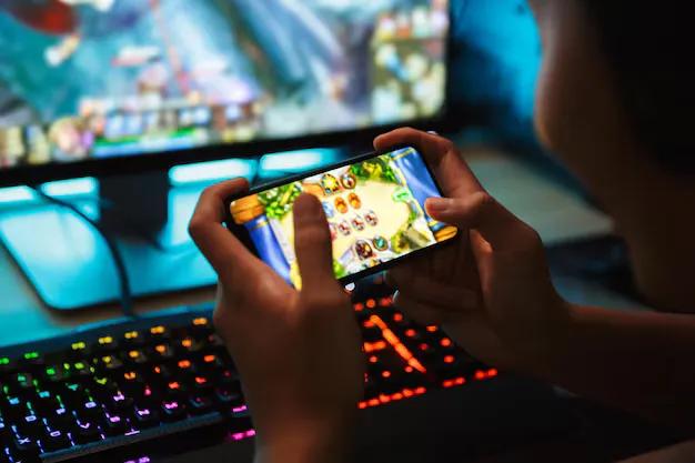 Mobilspil vs. computerspil 2025: Hvad er bedst?