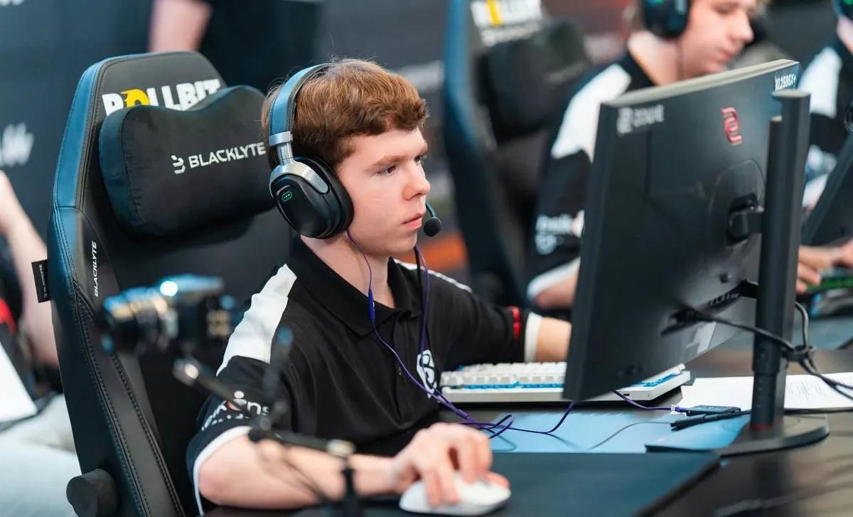 Danyyl "headtr1ck" Valitov forlader B8 - spiller sat på transferlisten