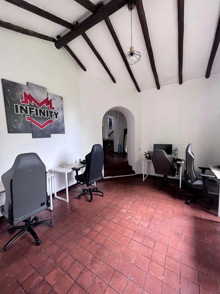 A burglary occurred at the training facility of the Infinity team in Peru, where computers and monitors were stolen. Photo 1